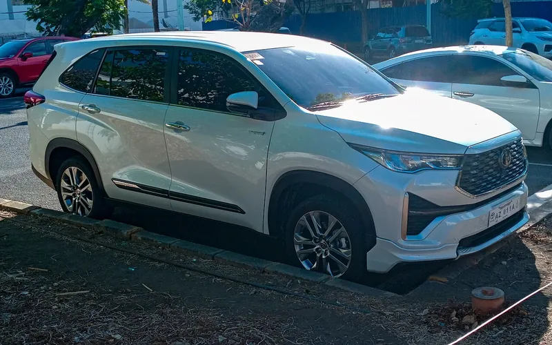 Toyota Innova Hycross